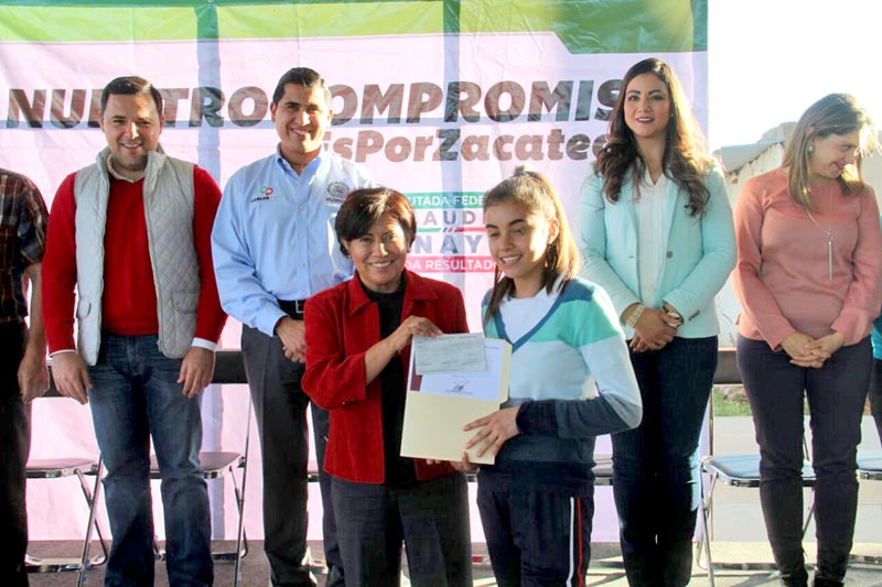 Las becas permitirán a los jóvenes continuar con su educación, señaló la presidenta municipal, Judit Guerrero ■ FOTO: LA JORNADA ZACATECAS