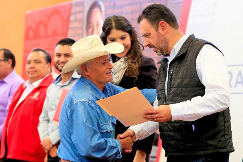 El gobernador otorgó apoyos del programa de Autoproducción de alimentos ■ FOTO: LA JORNADA ZACATECAS