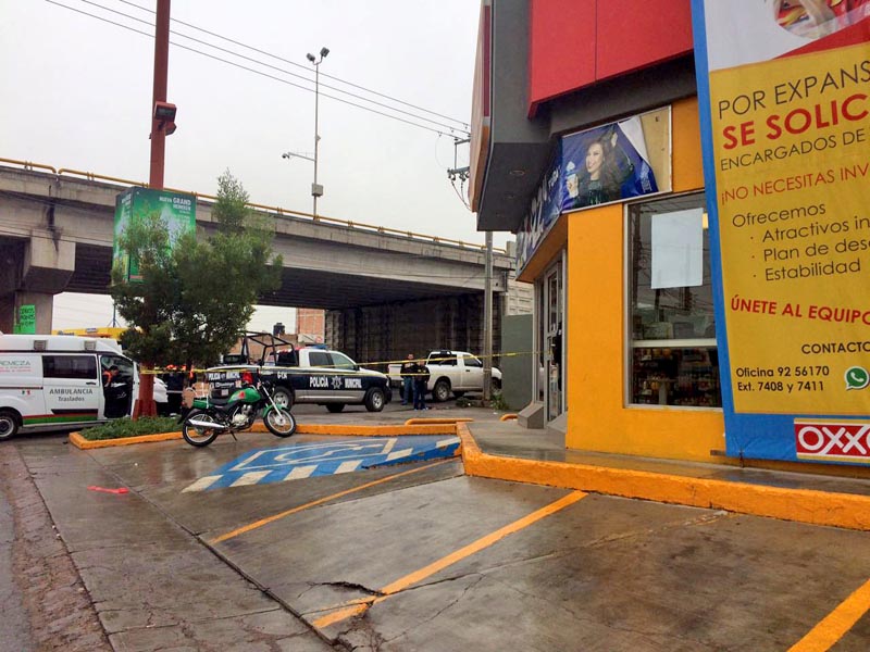 El cuerpo fue hallado en el estacionamiento de una tienda Oxxo, en el cruce de Tránsito Pesado y Carretera a San Ramón ■ FOTO: LA JORNADA ZACATECAS