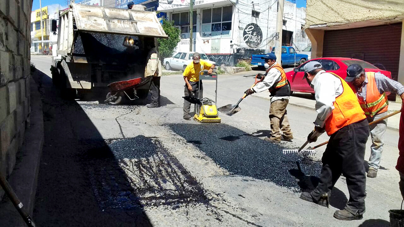 Personal de la unidad de bacheo recorre las calles restituyendo adoquín y pisos especiales, así como asfalto ■ FOTO: LA JORNADA ZACATECAS