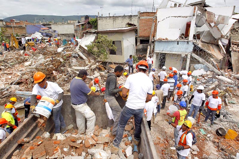 Miles de voluntarios ayudaron en la remoción de escombros tras el sismo, ante la escasa ayuda por parte del gobierno municipal, estatal y federal en Jojutla n foto: andrés sánchez