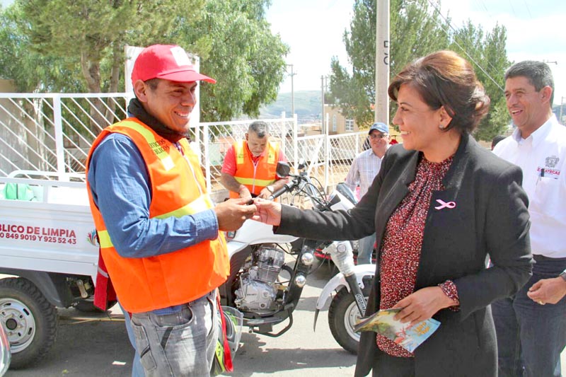 La presidenta municipal, Judit Guerrero, entregó las llaves de las nuevas unidades, que entraron inmediatamente en operación n foto: la jornada zacatecas