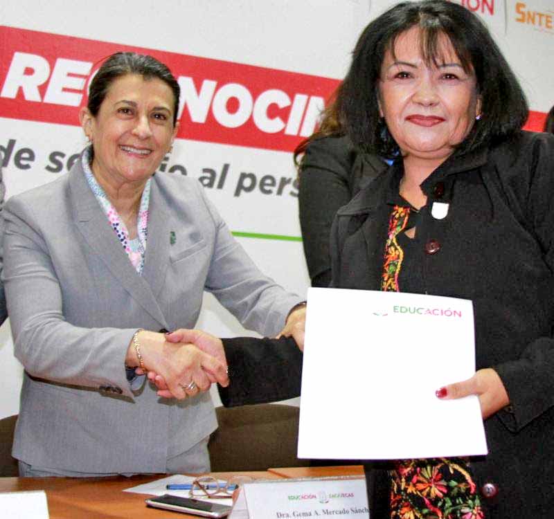Gema Mercado, titular de la Seduzac, entregó los reconocimientos ■ FOTO: LA JORNADA ZACATECAS