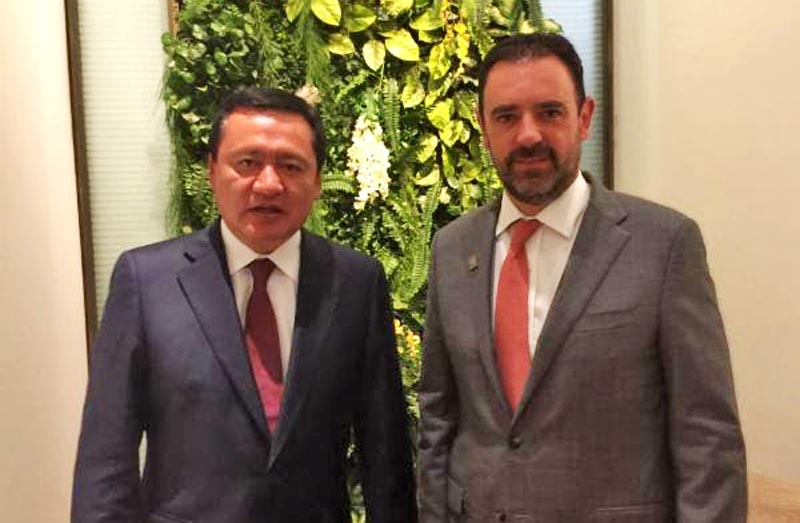 Alejandro Tello y Miguel Ángel Osorio Chong se reunieron acordaron reforzar los trabajos de inteligencia para un mejor combate a grupos criminales ■ FOTO: LA JORNADA ZACATECAS