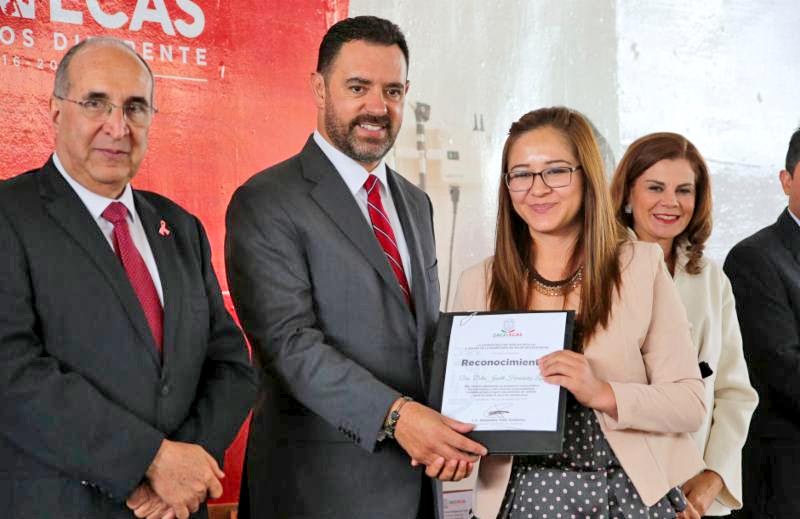 Este lunes el gobernador Alejandro Tello entregó reconocimientos por el Día del Médico n foto: la jornada zacatecas
