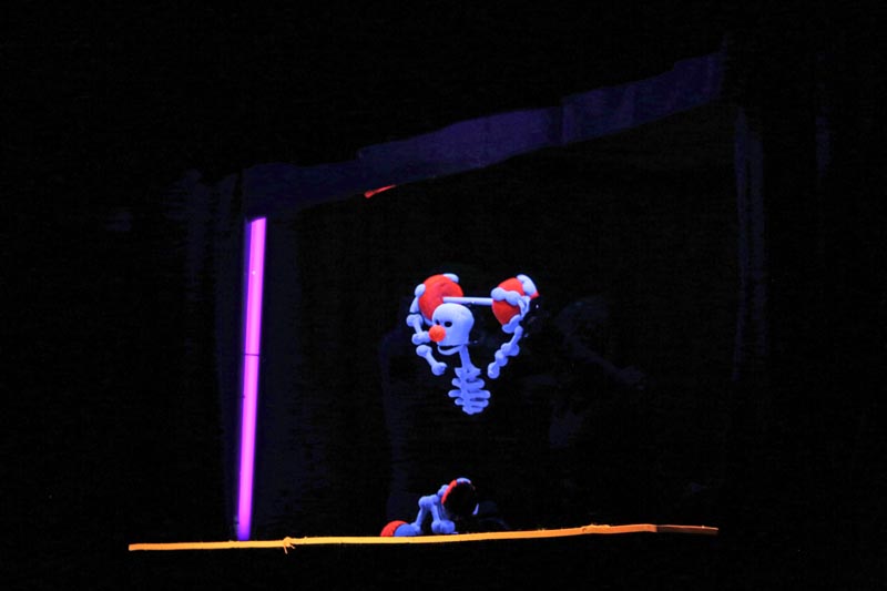 El grupo Maika Teatro presentó el espectáculo El circo de la muerte como una manera de homenaje al Día de Muertos. La obra dio inicio al festival ■ FOTOS: ANDRÉS SÁNCHEZ