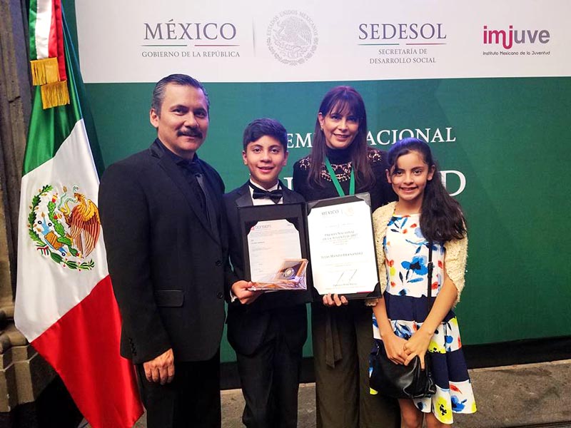 Elías Manzo Hernández recibió el premio, en compañía de su familia, en la Ciudad de México, en el Museo Interactivo de Economía ■ FOTO: LA JORNADA ZACATECAS