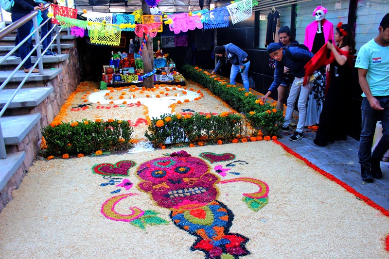 La unidad promovió el concurso de altares de muertos en su 14 edición, con la finalidad de conservar las tradiciones mexicanas ■ FOTO: LA JORNADA ZACATECAS