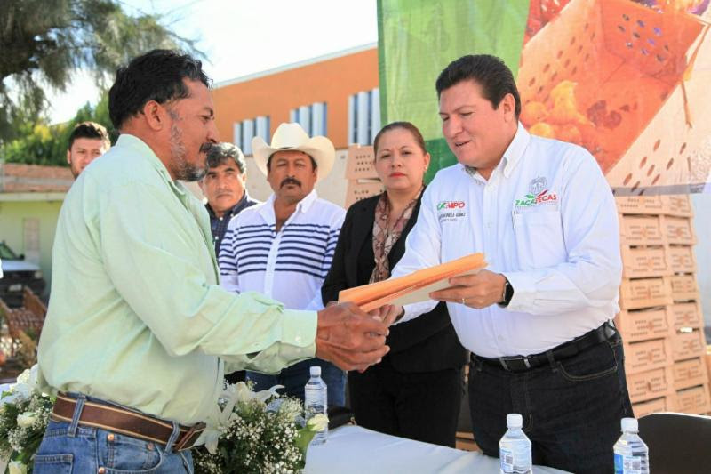 Adolfo Bonilla, titular de Secampo, entregó certificaciones otorgadas por el Servicio Nacional de Sanidad ■ FOTO: LA JORNADA ZACATECAS