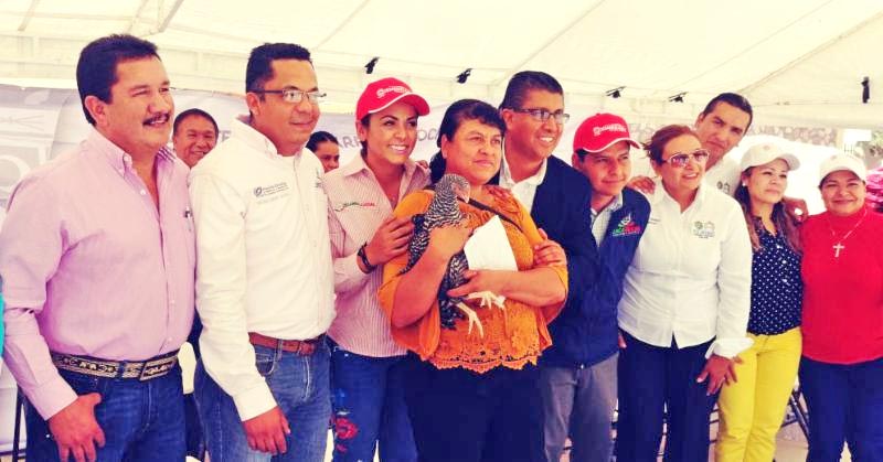 Funcionarios de la Sedeso otorgaron apoyos para la Autoproducción Familiar Alimentaria ■ FOTO: LA JORNADA ZACATECAS