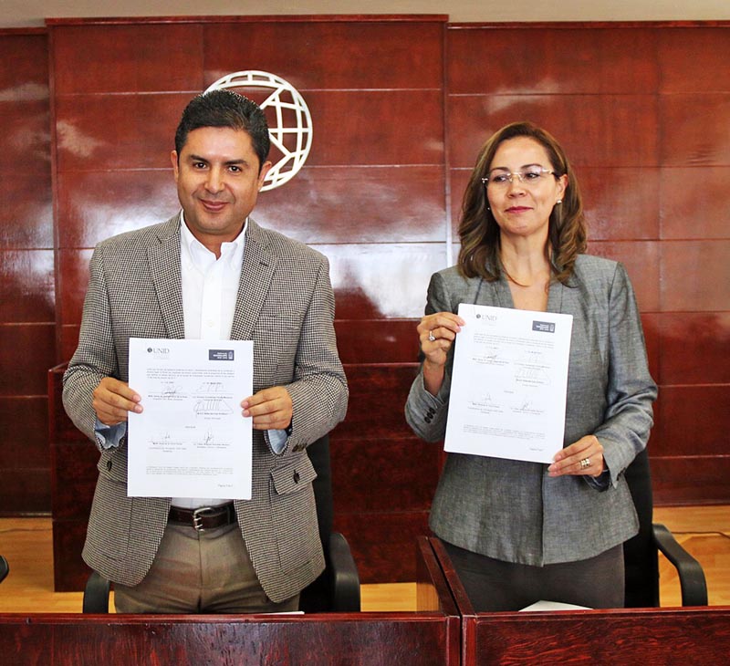 El alcalde Enrique Guadalupe Flores Mendoza y la directora de la UNID plantel Zacatecas, Sonia de Jesús Celaya de la Rosa ■ foto: la jornada zacatecas