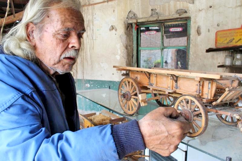 Don Manuel ha mostrado sus obras artesanales en diversos puntos del país n fotos: la jornada zacatecas