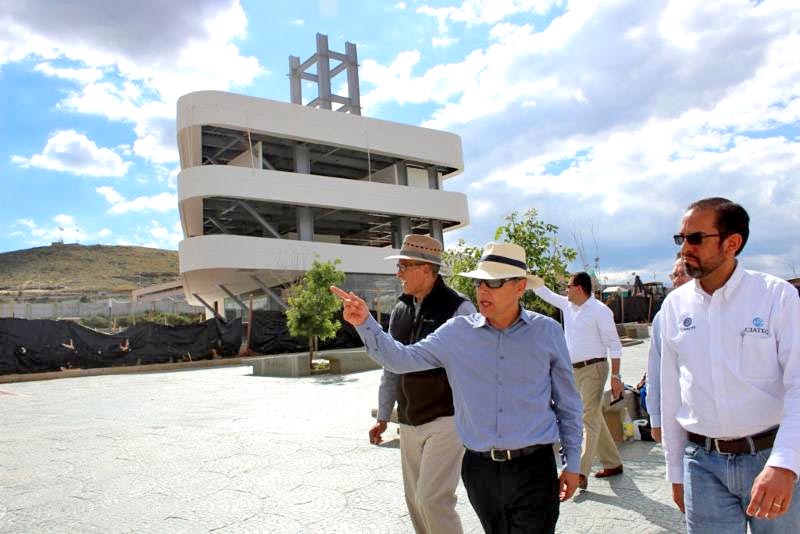 Autoridades del ámbito de la Ciencia y Tecnología de Aguascalientes, Guanajuato y San Luis Potosí recorrieron el complejo junto con el Director del Cozcyt ■ FOTO: LA JORNADA ZACATECAS