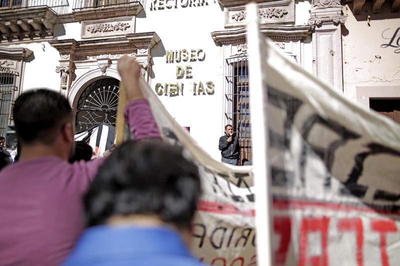 Este miércoles marcharon agremiados al Stuaz para exigir el pago puntual del salario y prestaciones de fin de año ■ FOTO: ANDRÉS SÁNCHEZ