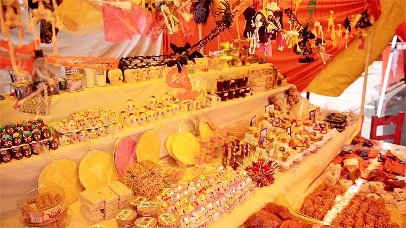 Una manera de mantener la tradición es consumir mandarinas, camote, cacahuate y dulce de alfajor, cosas que se consiguen en este mercado