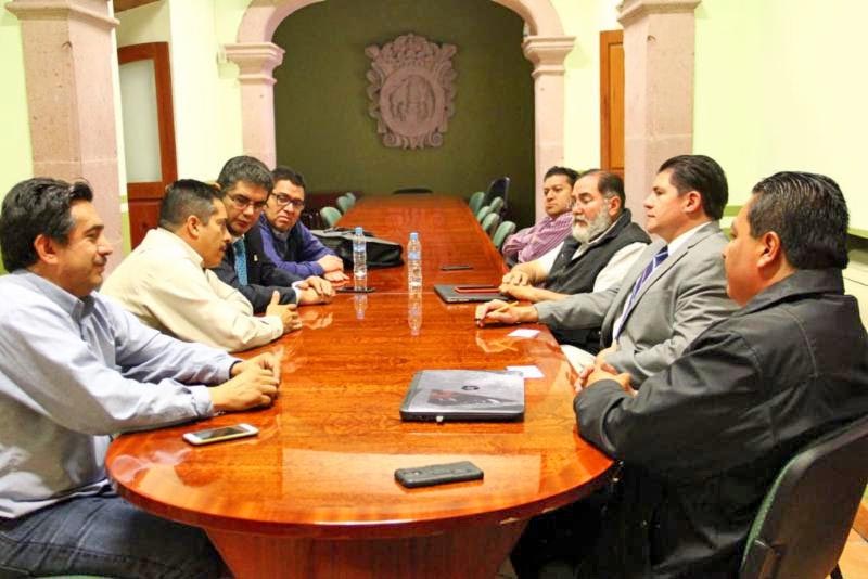 Reunión entre agremiados del Supdacobaez y autoridades del Colegio n foto: la jornada zacatecas
