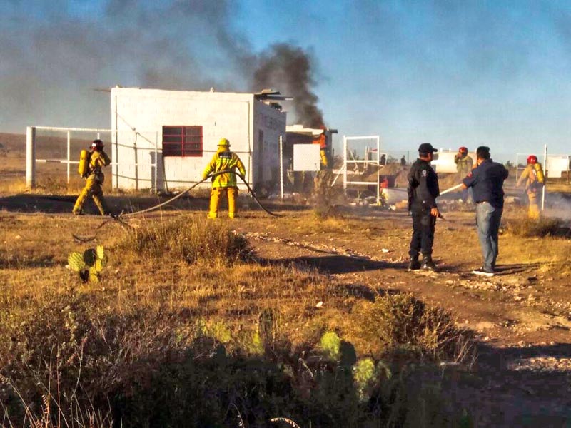 Peritos y elementos del Ejército comenzaron a recabar los indicios a efecto de identificar las causas de la explosión ■ FOTOS: LA JORNADA ZACATECAS