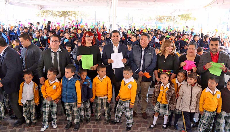 El alcalde Enrique Guadalupe Flores Mendoza convivió con niños y niñas n foto: la jornada zacatecas