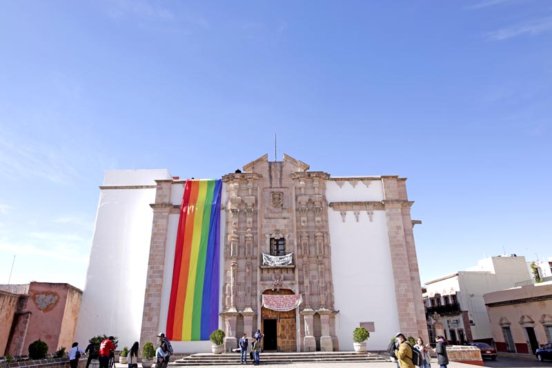 Activistas colocaron en el edificio de la Legislatura la bandera representativa de la comunidad LGBTTTIQ ■ FOTO: ANDRÉS SÁNCHEZ