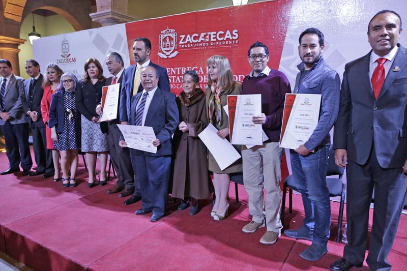 El gobernador Alejandro Tello y los ganadores n foto: andrés sánchez