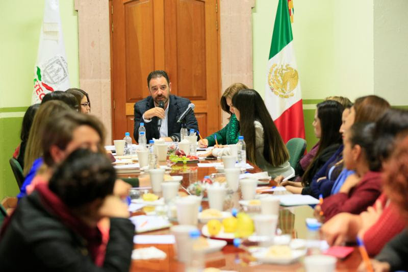 El gobernador se reunió en Palacio de Gobierno con activistas ■ foto: la jornada zacatecas