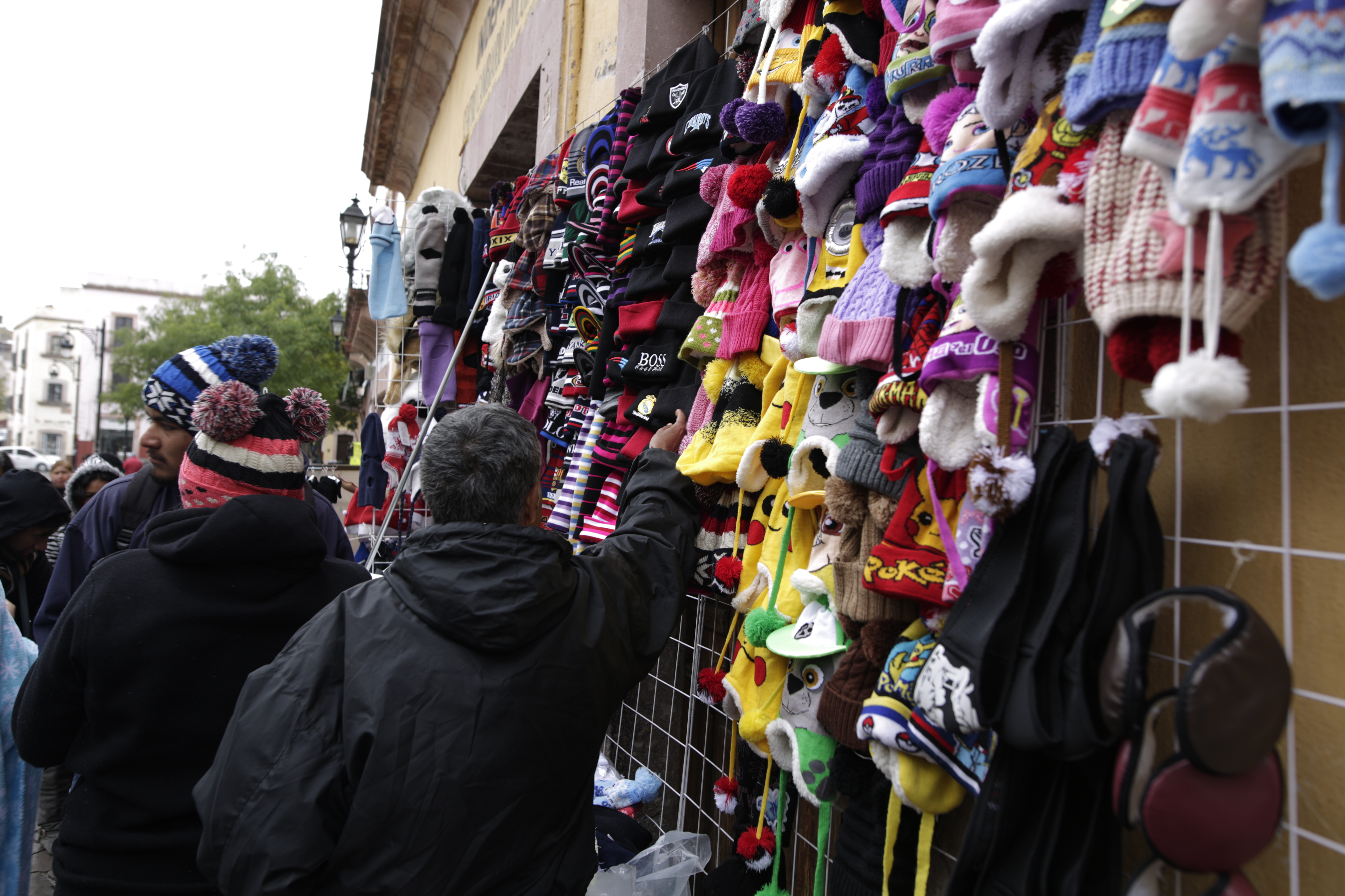 Aumentó la venta de accesorios para protegerse del frío severo ■ FOTO: ANDRÉS SÁNCHEZ