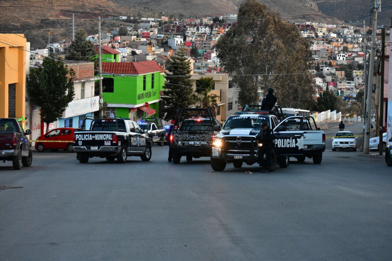 Movilización de distintas corporaciones de seguridad en la colonia González Ortega, donde un hombre fue asesinado ■ FOTO: CORTESÍA SECRETARÍA DE SEGURIDAD PÚBLICA ESTATAL