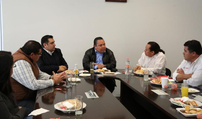 Otilio Rivera, titular de la Sedeso estatal, en una reciente reunión de trabajo ■ FOTO: LA JORNADA ZACATECAS