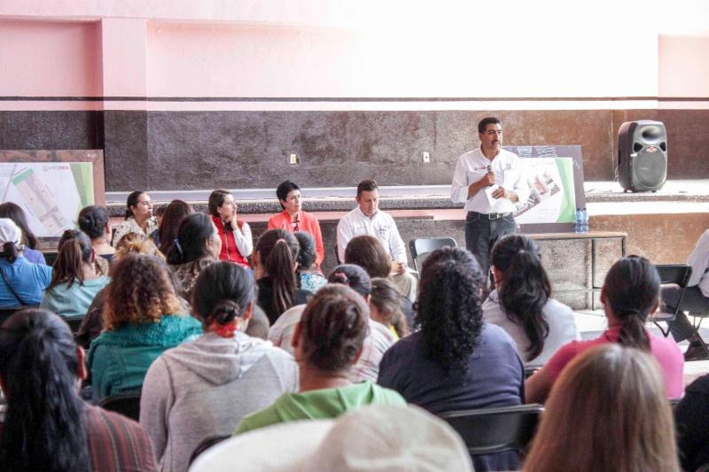 Autoridades durante un evento de entrega de escrituras n foto: la jornada zacatecas