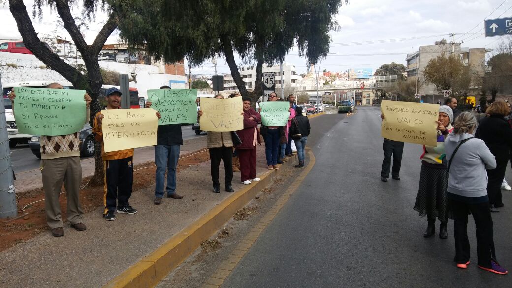 La protesta se realizó a la altura del Hospital General del ISSSTE ■ FOTO: RAQUEL OLLAQUINDIA