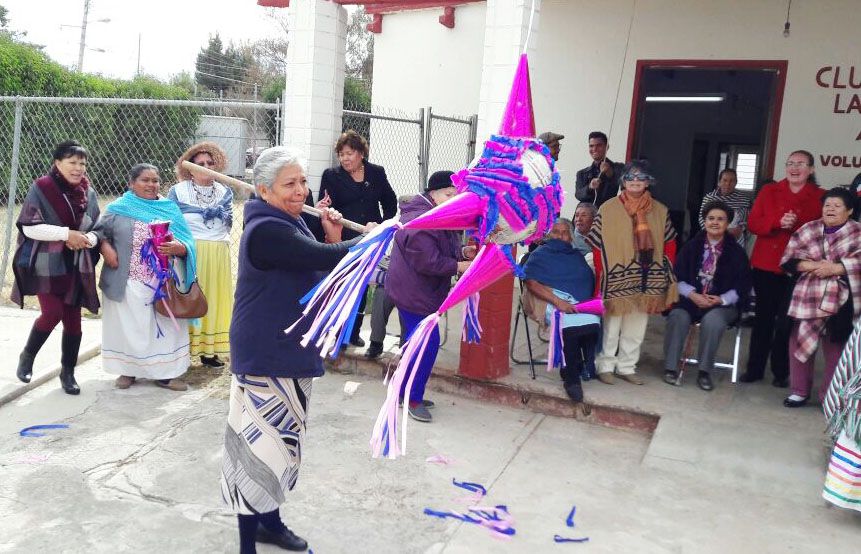 Los abuelitos y abuelitas quebraron la piñata y pidieron posada, para posteriormente compartir los alimentos ■ FOTO: LA JORNADA ZACATECAS