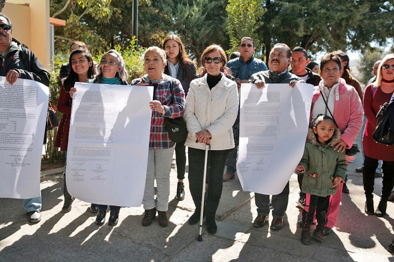 Decenas de jubilados durante la manifestación en la Seduzac ■ FOTO: CORTESÍA