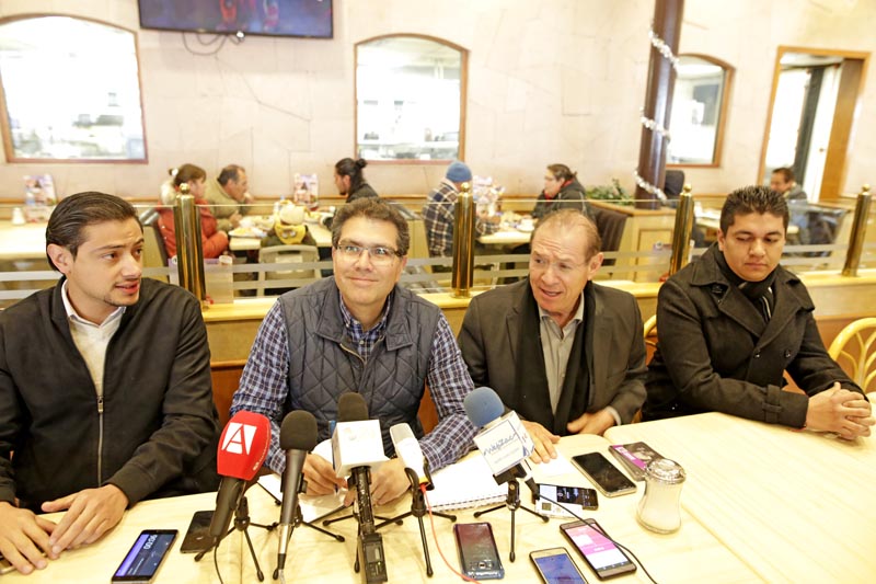 Armando Ríos Piter, aspirante a candidato independiente para la Presidencia, ofreció una conferencia acompañado de Pedro de León Mojarro ■ FOTO: ANDRÉS SÁNCHEZ