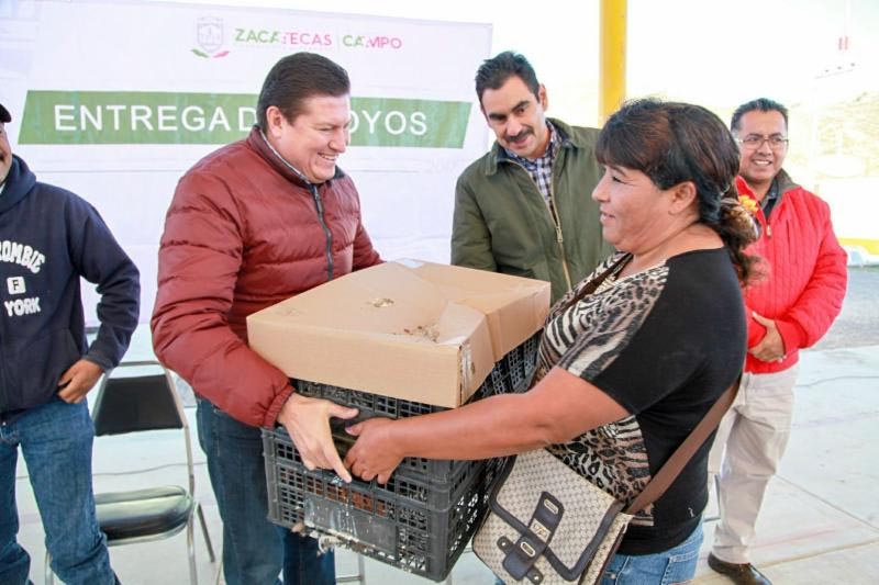 A las familias beneficiarias les entregaron programas de huertos familiares, paquetes de aves de postura y caprinos n foto: la jornada zacatecas