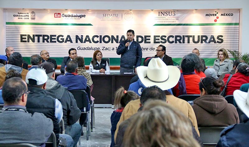 El alcalde Enrique Guadalupe Flores Mendoza entregó documentación a los beneficiarios ■ FOTO: LA JORNADA ZACATECAS