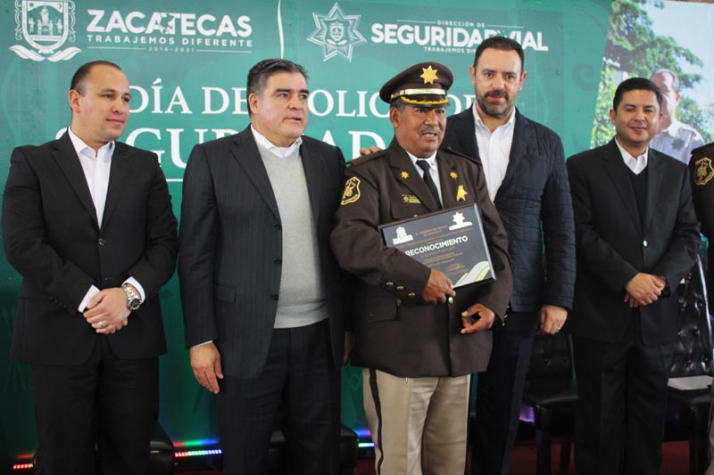 El director de Seguridad Vial, Francisco Osvaldo Caldera Murillo (primero a la izquierda en la imagen), durante la celebración del Día del Policía de Seguridad Vial, este viernes ■ FOTO: ANDRÉS SÁNCHEZ