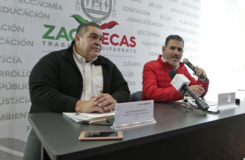 Héctor González Curiel, delegado de la Conagua y Víctor Armas Zagoya, titular de la SAMA ofrecieron una conferencia de prensa ■ FOTO: ANDRÉS SÁNCHEZ