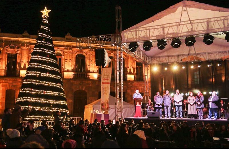 El gobernador en compañía de su familia encendido el árbol y la villa navideña ■ FOTOS: LA JORNADA ZACATECAS
