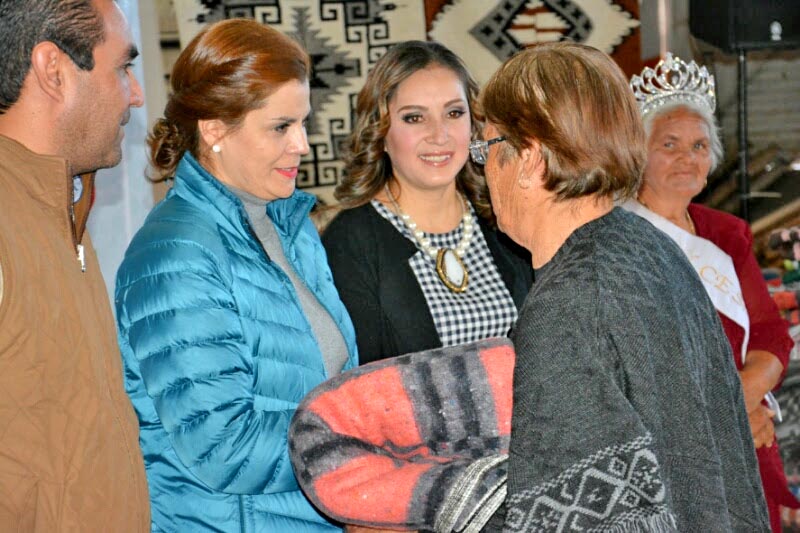 Cristina Rodríguez, presidenta honorífica del SEDIF, distribuyó más de 2 mil 500 ayudas en especie ■ FOTO: LA JORNADA ZACATECAS