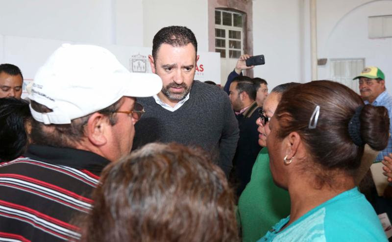 Alejandro Tello encabezó la entrega de apoyos y escuchó peticiones ciudadanas ■ FOTOS: LA JORNADA ZACATECAS
