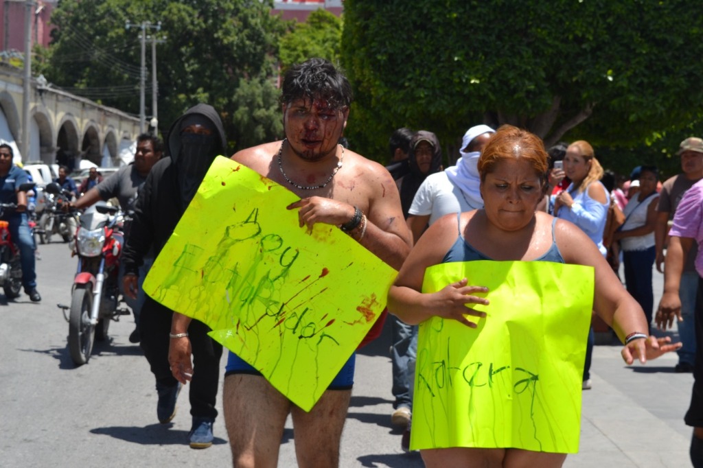 Los presuntos delincuentes fueron obligados a caminar semidesnudos en el centro de Ixmiquilpan. Foto La Jornada