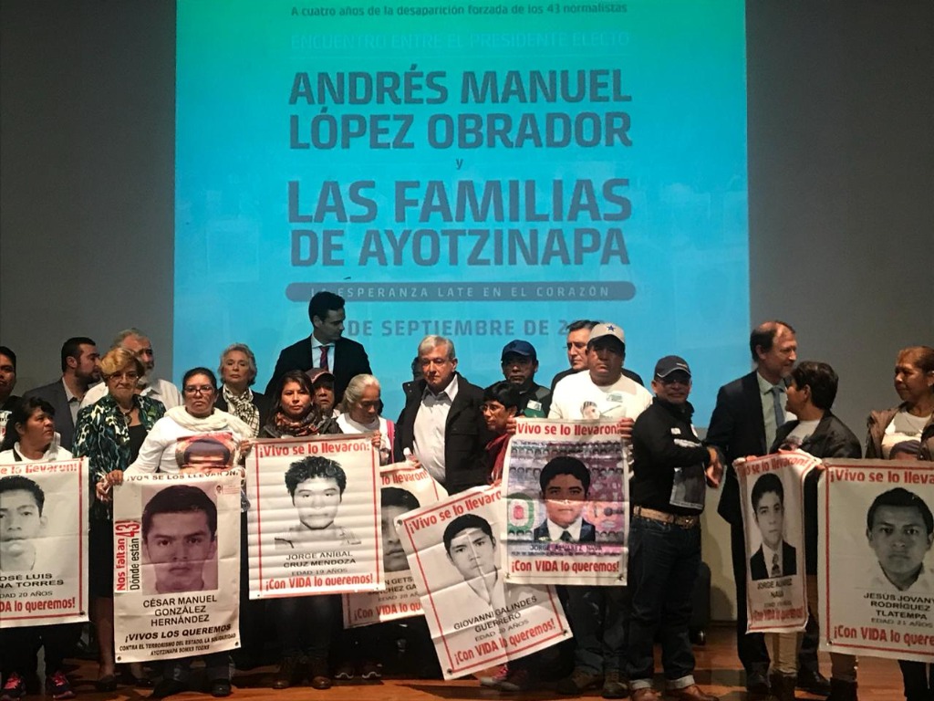 Los padres de los 43 normalistas desaparecidos y el presidente electo, Andrés Manuel López Obrador, al término de la reunión que sostuvieron a cuatro años de los hechos. Foto La Jornada