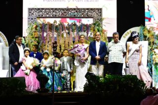 El alcalde de Guadalupe, Pepe Saldívar, fue el encargado de coronar a las galardonadas. Foto: Cortesía