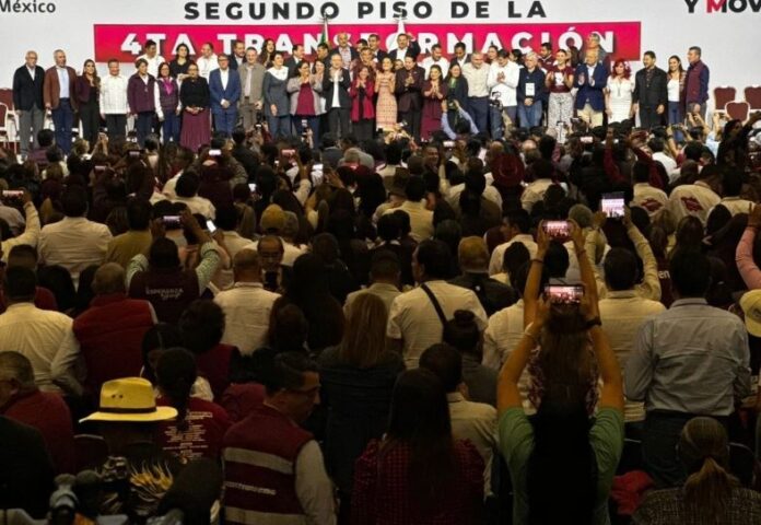 Los morenistas declaran un receso durante el VII Congreso Nacional Extraordinario de Morena en el Centro Internacional de Convenciones y Exposiciones del World Trade Center, en la Ciudad de México, el 22 de septiembre de 2024. Foto Luis Castillo