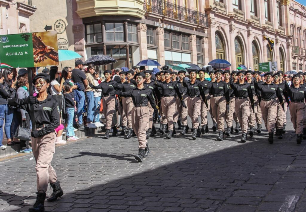 Realizan el desfile cívico militar por el 114 aniversario de la ...