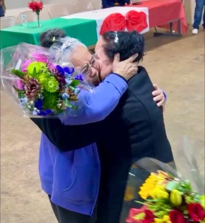 (1) Enmarcaron este añorado reencuentro, lágrimas de felicidad, flores y pancartas de bienvenida. Foto: Gobierno del Estado de Zacatecas