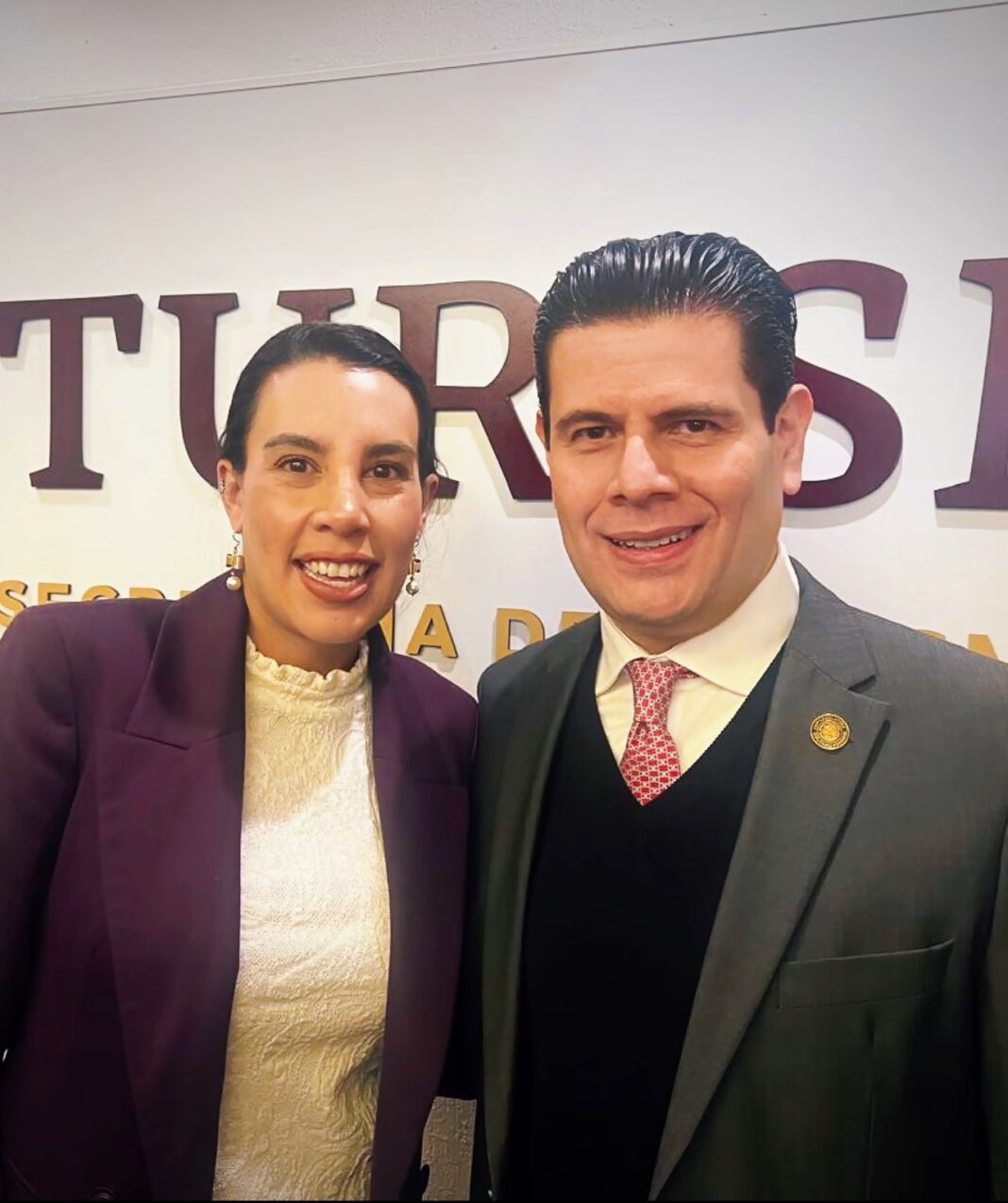 En reunión con la Secretaria de Turismo de México, Josefina Rodríguez Zamora, el legislador federal reiteró la necesidad de luchar juntos por un aumento al presupuesto 2025 para el turismo en el país. Foto: Cortesía