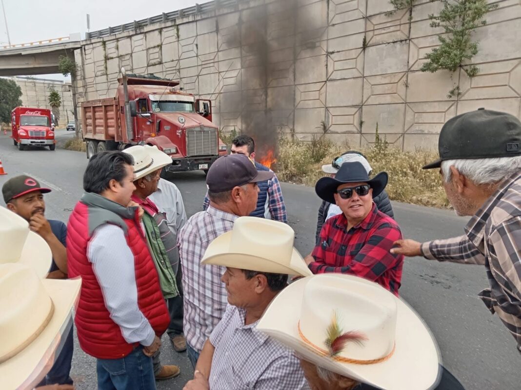 Productores bloquean carretera por la falta de respuesta de Segalmex | Sociedad y Justicia | La Jornada Zacatecas