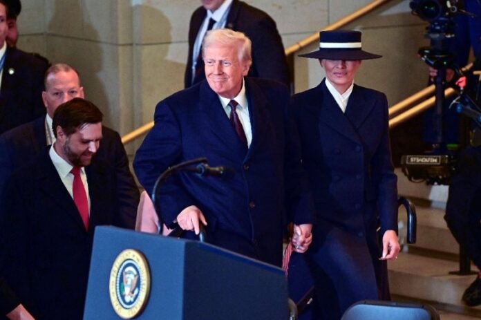 El presidente de Estados Unidos, Donald Trump, y la primera dama, Melania Trump, llegan al Salón de la Emancipación en el Capitolio de Estados Unidos luego de su discurso inaugural en Washington, DC, el 20 de enero de 2025. Foto Afp