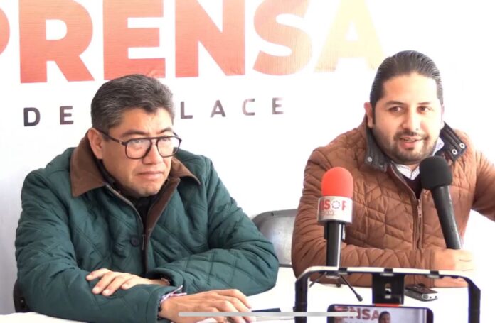 Aprovechó para denunciar el gasto de casi dos millones de pesos que realizó el ayuntamiento de Fresnillo en los adornos navideños. Foto: Captura de pantalla de la transmisión